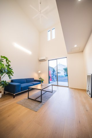 ＼新築モデルハウス／　好評販売中！　静岡市葵区羽鳥１期　全３邸の居間・リビング|大きな吹き抜けから光が差し込みます