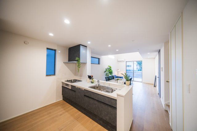 葵区エリア！ 小中学校まで近い好立地の新築分譲住宅の居間・リビング