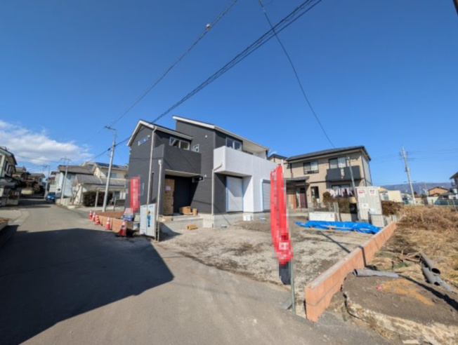 【間取り】 | フォーセール沼田市第1材木町ー① | 全居室暖かな南向き＋モダンな洋室仕様！
玄関には嬉しいシューズインクローク完備！
主寝室はゆったり12帖のくつろぎ空間！