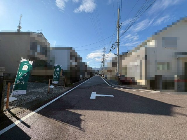 向日市寺戸町八ノ坪の前面道路含む現地写真|前道丁字路につき、前方抜けています！
開放感がございます。