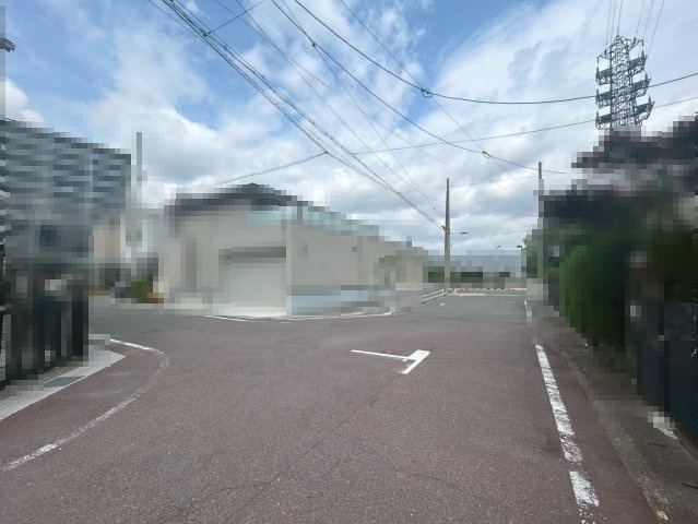 【成約済】向日市寺戸町八ノ坪の前面道路含む現地写真|ゆったりとした区画の住宅地です。