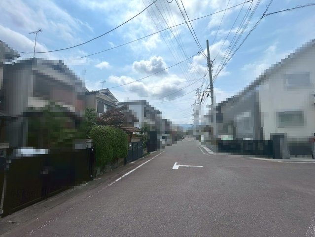 【成約済】向日市寺戸町八ノ坪の前面道路含む現地写真|前道が広々としていて、運転の苦手な方でもお車を停めやすそうです。
（R7.12.20撮影、解体更地済み）