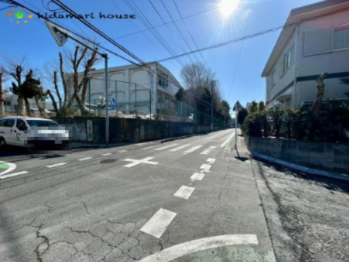 見沼区東大宮6期　新築戸建　グラファーレ02の前面道路含む現地写真