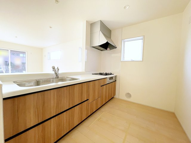 新築戸建・新築建売　いわき市平下平窪１期　平四小・平一中のキッチン|カウンター越しに会話が弾み、家族とのつながりを感じられる対面キッチンです！