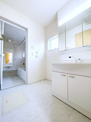 新築戸建・新築建売　いわき市平下平窪１期　平四小・平一中の洗面所|三面鏡洗面台で朝の身支度もしやすい＆収納力も◎洗面台に物を置かずすっきり清潔に保つことができます！