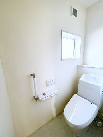 新築戸建・新築建売　いわき市平下平窪１期　平四小・平一中のトイレ|白を基調としており小窓で換気ができるので清潔感のある空間。ペーパーホルダーが2つあるのも便利です！