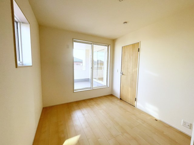 新築戸建・新築建売　いわき市平下平窪１期　平四小・平一中の洋室|こちらからバルコニーへの出入りが可能です！全居室収納完備なので室内もスッキリです！