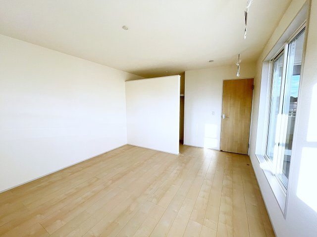 新築戸建・新築建売　いわき市平下平窪１期　平四小・平一中の洋室|9帖の洋室は主寝室としてご夫婦の部屋におすすめです！WIC付きで収納豊富！