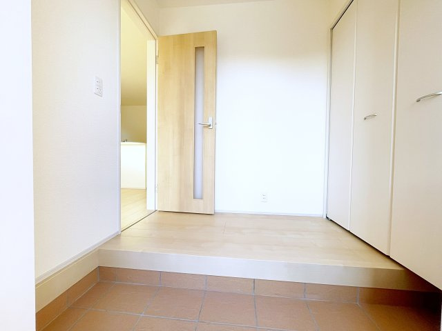 新築戸建・新築建売　いわき市平下平窪１期　平四小・平一中の玄関|ご家族皆さんの靴が入る大容量のシューズボックス。棚は可動式なのでブーツなどの収納も◎