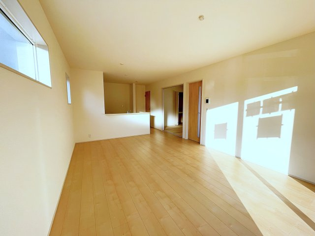 新築戸建・新築建売　いわき市平下平窪１期　平四小・平一中の居間・リビング|LDKは17帖でゆったり広々としています！窓が多いので日差しがたっぷり入り明るいリビングです！