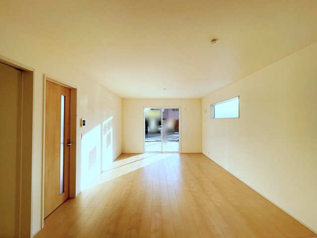 新築戸建・新築建売　いわき市平下平窪１期　平四小・平一中の居間・リビング|和室の戸を開放すると合わせて21.5帖で更に開放的！