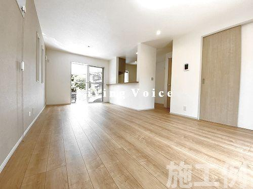 【居間・リビング】 | 【仲介手数料０円】相模原市中央区上溝12期　新築一戸建て　全2棟 | 相模原市中央区上溝12期　新築一戸建て　全2棟