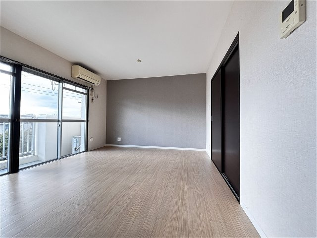 ロイヤルマンション１号棟の居間・リビング