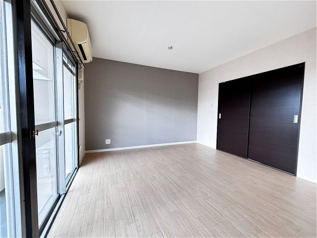 ロイヤルマンション１号棟の居間・リビング