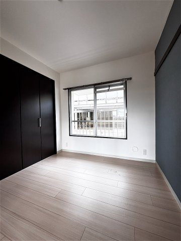 ロイヤルマンション１号棟の洋室