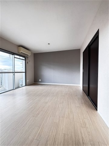 ロイヤルマンション１号棟の居間・リビング