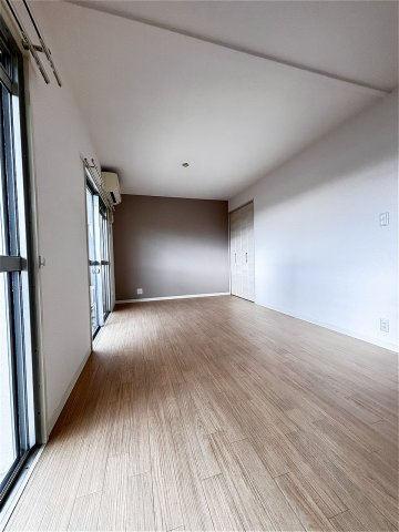 ロイヤルマンション2号棟の居間・リビング