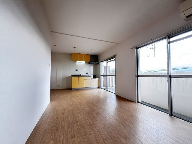 ロイヤルマンション2号棟の居間・リビング