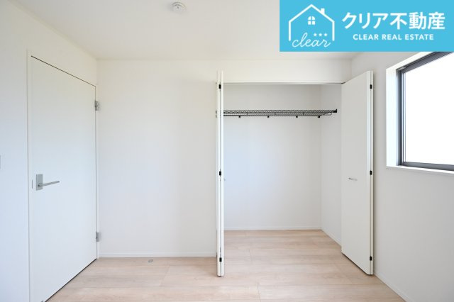 【洋室】 | 太田市下田島町第5　クレイドルガーデン　２号棟 | 広々としたクローゼットでお部屋はいつでもスッキリクリアに！
