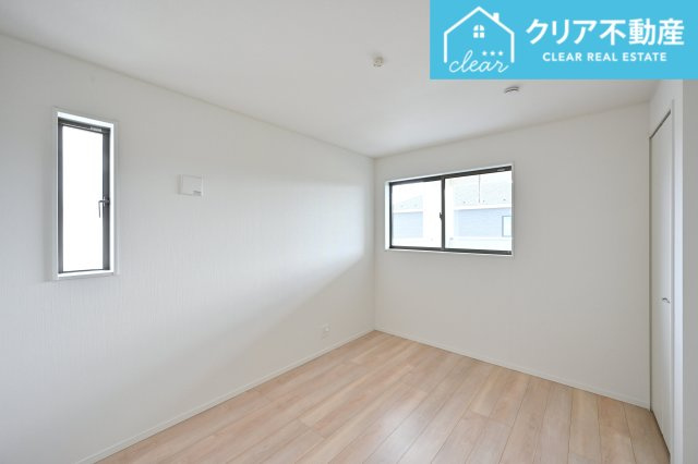 【洋室】 | 太田市下田島町第5　クレイドルガーデン　２号棟 | 2面採光の洋室は日当たりがよくあったか♪