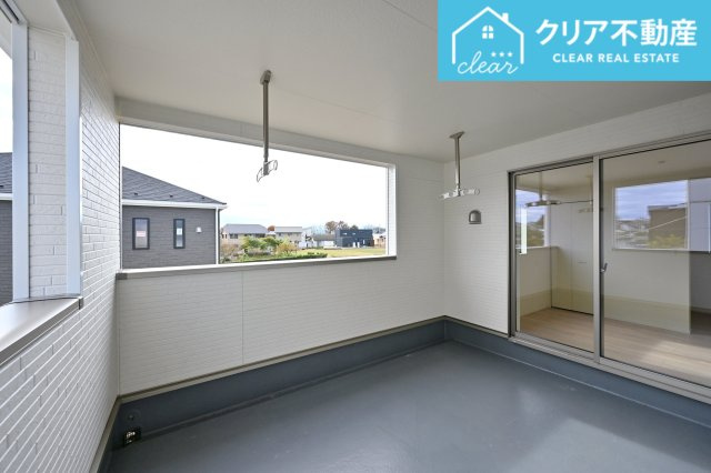 【バルコニー】 | 太田市下田島町第5　クレイドルガーデン　２号棟 | 屋根付きワイドバルコニーなので、急な雨の時も安心♪竿受けも設置済み！