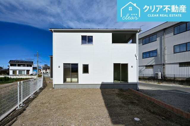 【外観】 | 太田市下田島町第5　クレイドルガーデン　２号棟 | スッキリクリアな青空に映えるエクステリア！
日当たり良好な立地です♪