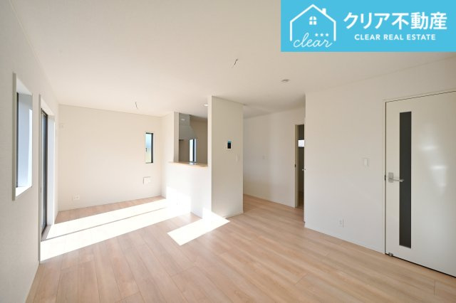 【居間・リビング】 | 太田市下田島町第5　クレイドルガーデン　２号棟 | 日当たりがよく広いリビングは家族が自然と集まる居心地の良い空間です♪