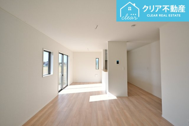 【居間・リビング】 | 太田市下田島町第5　クレイドルガーデン　２号棟 | 大型ＴＶも余裕で置けちゃう！ワイドなリビングで家族団らんの時間も増えそうですね♪