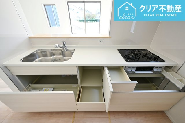 【キッチン】 | 太田市下田島町第5　クレイドルガーデン　２号棟 | スライド収納付きシステムキッチン。パスタ鍋や圧力鍋の出し入れもスムーズ！