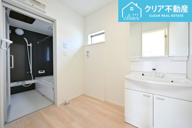 【独立洗面台】 | 太田市下田島町第5　クレイドルガーデン　２号棟 | 3面ミラーの後ろは収納スペースを完備。生活感のあるものは隠して、スッキリシンプルな洗面台に！