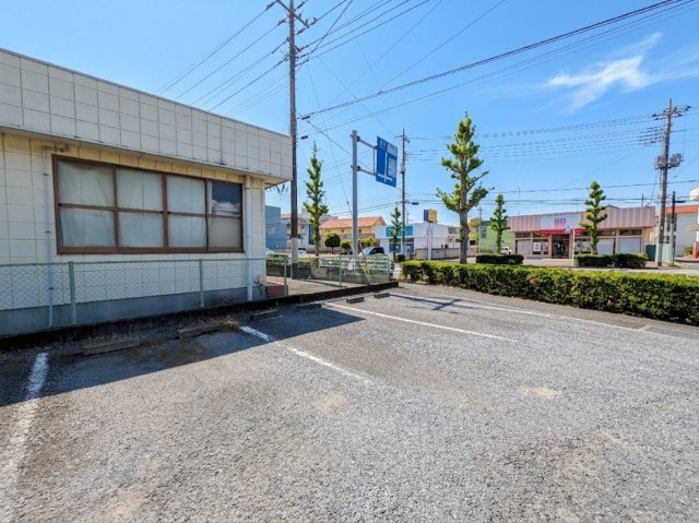 メゾンアージュの駐車場