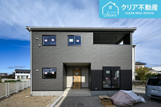 【外観】 | スッキリクリアな青空に映えるエクステリア！
日当たり良好な立地です♪