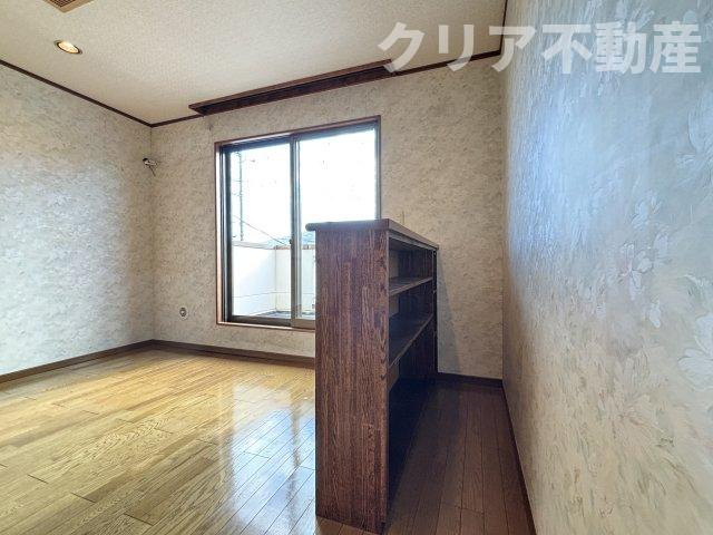 【その他】 | 高崎市倉賀野町　中古住宅 | ２階洋室は造作棚付きです。