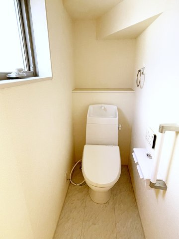 新築戸建・新築建売　いわき市平下平窪１期　平四小・平一中のトイレ|白を基調としており小窓で換気ができるので清潔感のある空間。ペーパーホルダーが2つあるのも便利です！