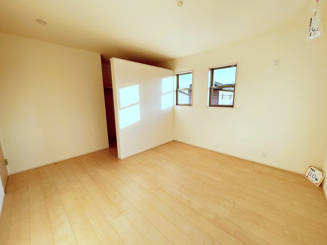 新築戸建・新築建売　いわき市平下平窪１期　平四小・平一中の洋室|8帖の洋室は主寝室としてご夫婦の部屋におすすめです！2面採光で明るい空間♪