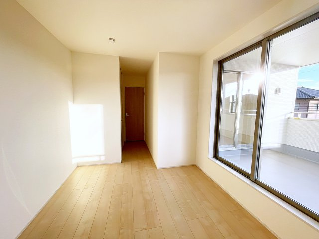 新築戸建・新築建売　いわき市平下平窪１期　平四小・平一中の洋室|6.7帖の洋室　こちらからもバルコニーへの出入りが可能です！