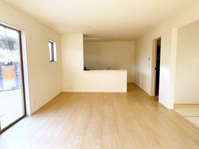新築戸建・新築建売　いわき市平下平窪１期　平四小・平一中の居間・リビング|LDKは18帖で開放的な空間です！隣の畳コーナーと合わせると22帖の広々とした空間！