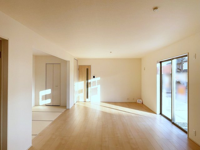 新築戸建・新築建売　いわき市平下平窪１期　平四小・平一中の居間・リビング|南側の大きな窓から日差しが入り明るいリビングはご家族皆さんの憩いの場です！