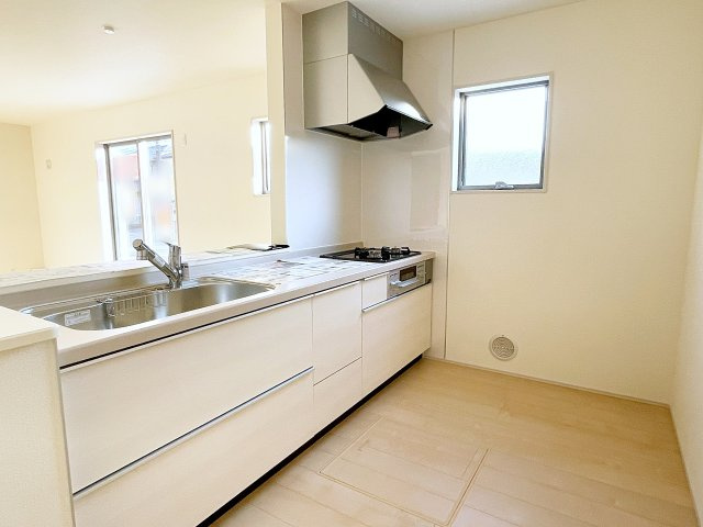 新築戸建・新築建売　いわき市平下平窪１期　平四小・平一中のキッチン|カウンター越しに会話が弾み、家族とのつながりを感じられる対面キッチンです！