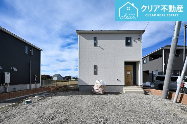 【外観】 | 太田市下田島町第5　クレイドルガーデン　４号棟 | スッキリクリアな青空に映えるエクステリア！
日当たり良好な立地です♪