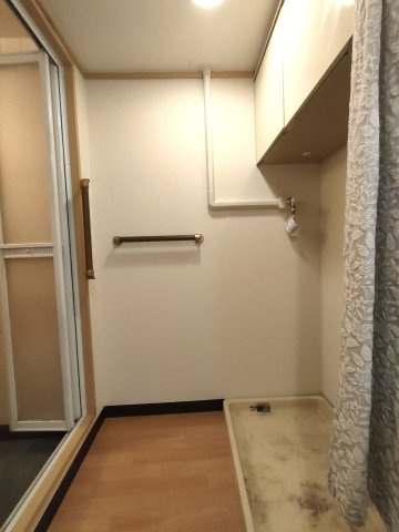 早稲田団地3-23-3号棟の洗面所|明るい洗面所です