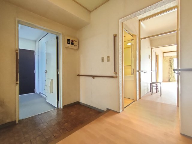 早稲田団地3-23-3号棟の玄関|明るい玄関です