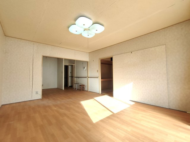 早稲田団地3-23-3号棟の居間・リビング|こちらのリビングで趣味の時間をお楽しみください