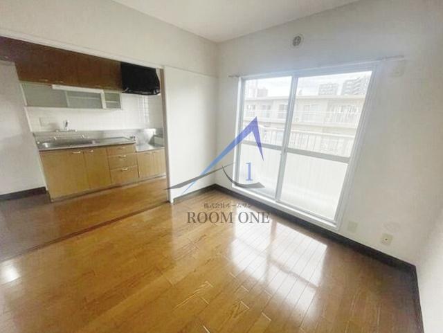 市ヶ谷加賀町アパートＥ棟の居間・リビング|洋室のお部屋です。