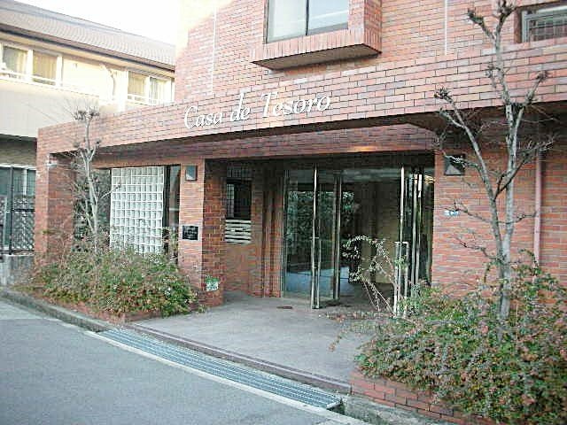 カーサ・ドゥ・テソロのエントランス|落ち着いたエントランスです