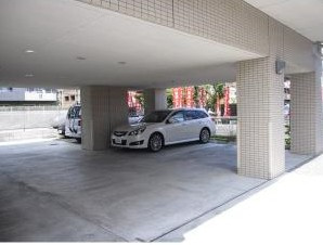 クリスタルコートの駐車場