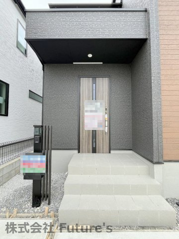 三郷市鷹野5丁目　新築戸建　全2棟　1号棟のエントランス|玄関アプローチ