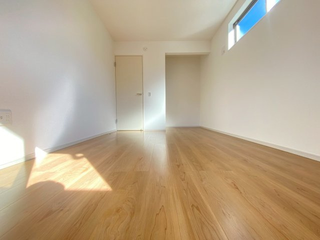 【価格改定】京都市西京区大枝沓掛町の洋室|収納便利なクローゼット付き。
ナチュラルな雰囲気で家具やコーディネートを楽しめる洋室です。