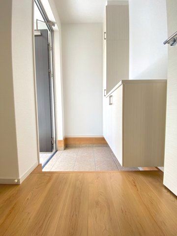 【価格改定】京都市西京区大枝沓掛町の玄関|ホワイト系×木目の暖かい玄関。