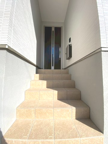 【価格改定】京都市西京区大枝沓掛町の玄関|玄関前に外階段を設けており、出入りがスムーズです。